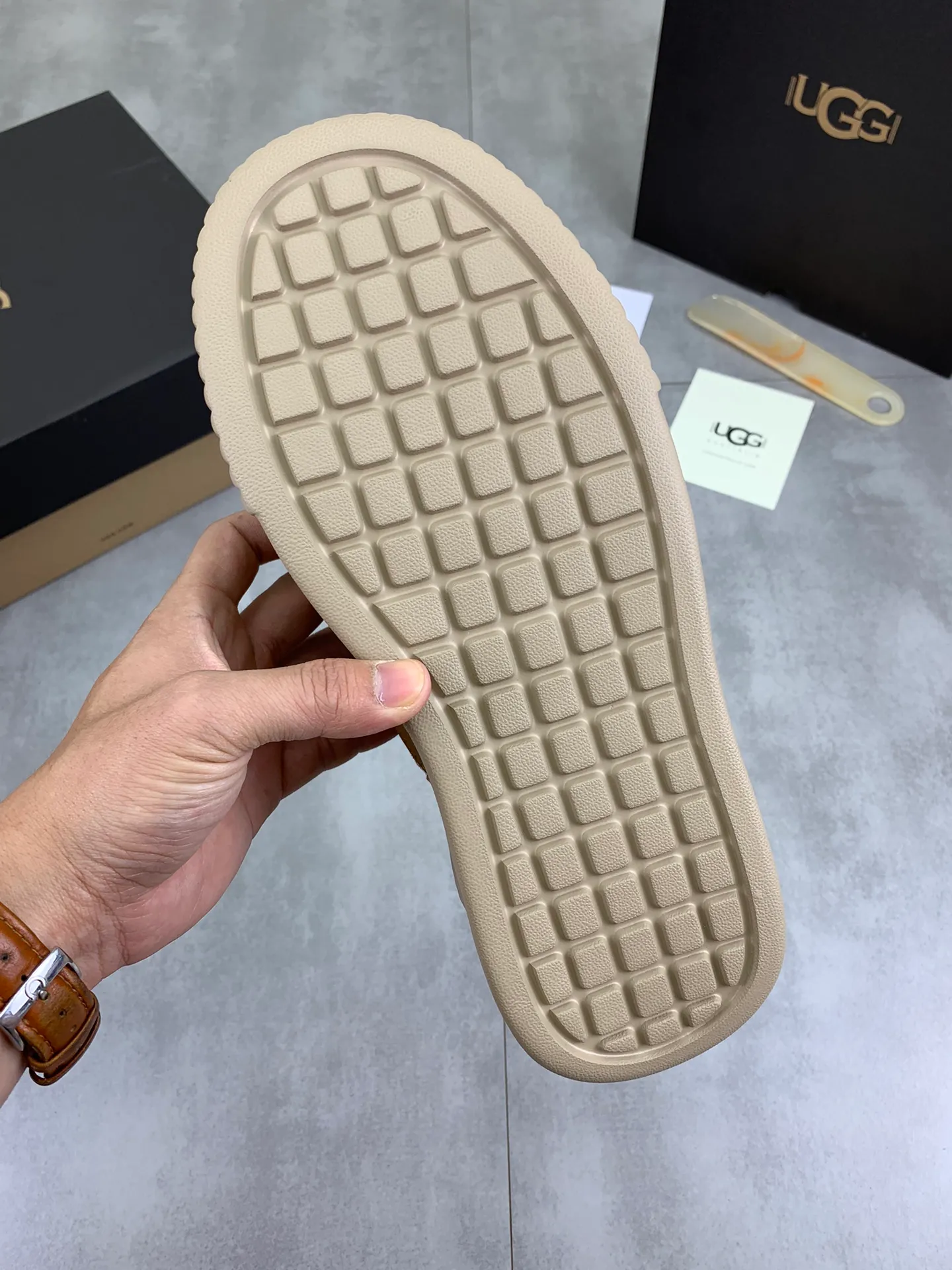 Men's shoes 💰P640 [New style] 💰 🆘 "Real wool" [UGG] 👉The popular men's shoes are synchronized with the official website 🔰The quality of the genuine products [satisfied] is not comparable to the imitations in the general market 🌀The upper is imported Italian frosted cowhide, and the lining is: foot pad 🅰️ grade 🐑Real wool👻Only Grade A can show the effect The hand feels smooth and delicate 🔱The shoe shape is grand, only genuine manufacturers can do it 🎄The perfect toughness of the original outsole 👻⬛️ can allow customers to bid farewell to one-time consumption. Real wool lining, super warm. Brown and gray available. Size: 39-44